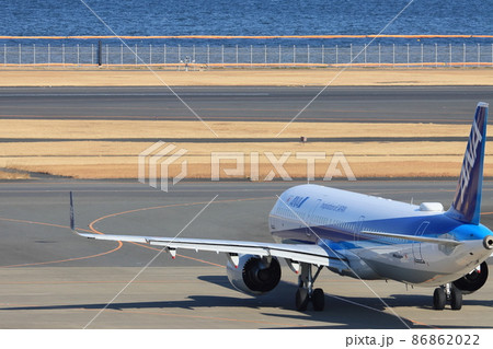 滑走路に向かう旅客機　ジェット機　空港　旅イメージ　出発イメージ 86862022