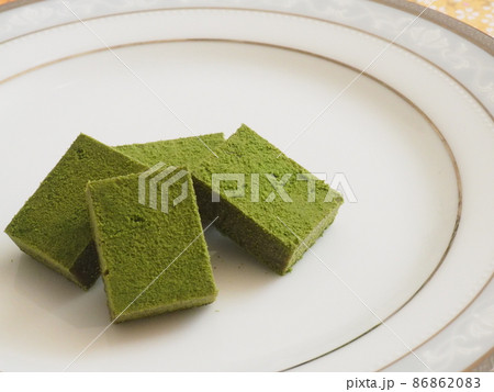 おいしそうな抹茶味の生チョコレート おいしそうな抹茶味の生チョコレート 86862083