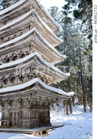 白木の造形美　冬の羽黒山五重塔　山形県 86862732