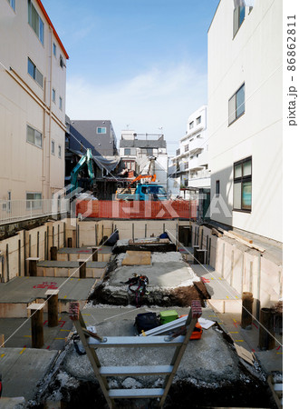 建築現場で基礎工事（ベタ基礎）をやっている途中 86862811