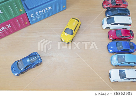 3つのコンテナと9台の自動車 86862905