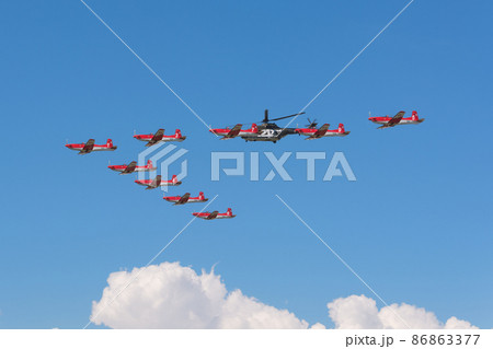 スイス空軍アクロバットチーム「PC-7」とAS532クーガーの編隊飛行 86863377