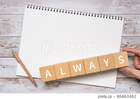 「ALWAYS」と書かれた積み木、ペン、ノート、人の手 86863462