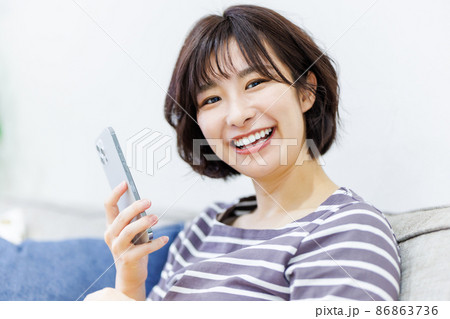 自宅でスマートフォンを使う女性 86863736