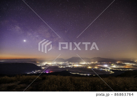 大観峰から阿蘇の夜景と天の川《熊本県 大観峰》 86863764