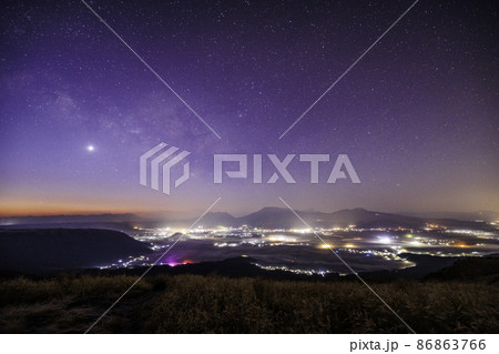 大観峰から阿蘇の夜景と星空《熊本県 大観峰》 86863766