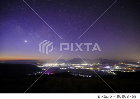 大観峰から阿蘇の夜景と朝焼けと夏の天の川《熊本県 大観峰》 86863768