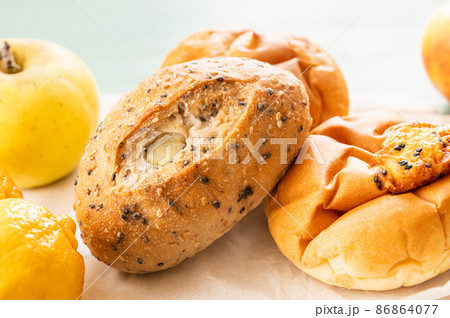 天然酵母のパン三種 86864077
