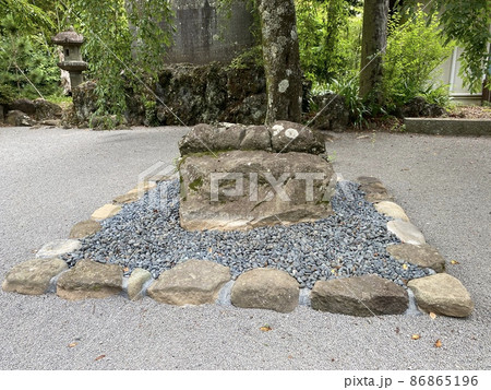 熱海市の伊豆山神社　源頼朝と北条政子腰掛の石 86865196