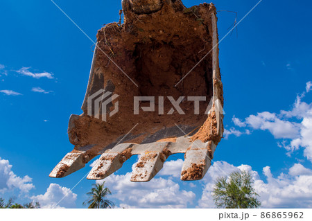 Clay at the bucket of tracked excavator 86865962