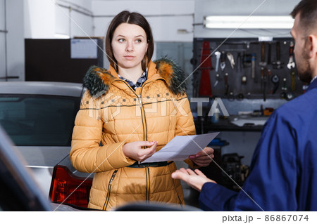 Female is dissatisfied of tire winter replacement of her car 86867074