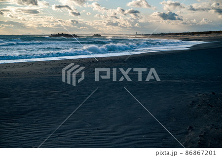 中田島砂丘の浜辺と波 86867201