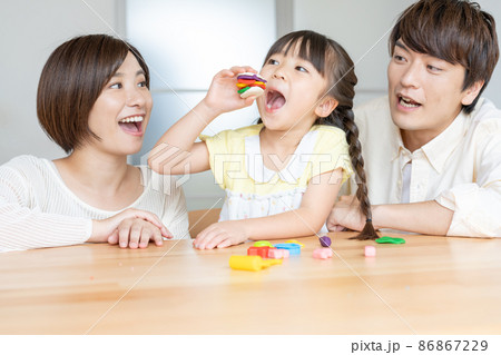 粘土で作ったハンバーガーを食べる前をする女の子とパパとママ 粘土で作ったハンバーガーを食べる前をする女の子とパパとママ 86867229