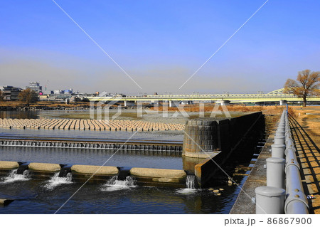 2月　狛江94小田急線と多摩川宿河原堰堤 86867900