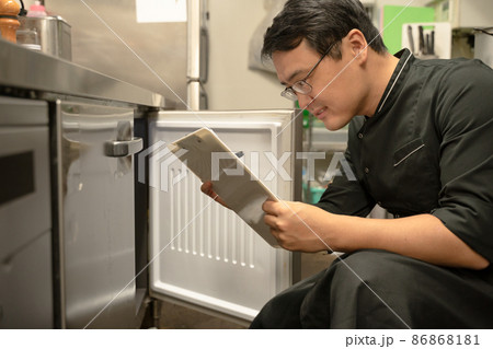 在庫確認をする男性キッチンスタッフ 86868181