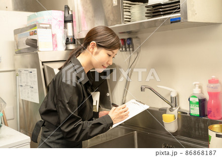 食品衛生管理をチェックする女性スタッフ 86868187