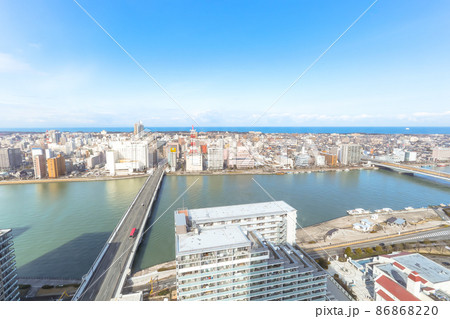 新潟市 万代地区から萬代橋と新潟島(古町地区)の街並み 86868220