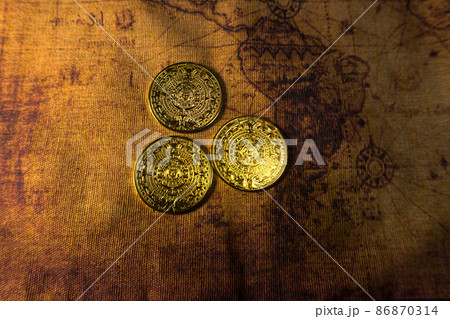 金貨と地図 86870314