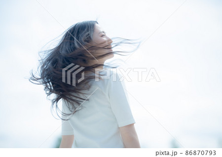 ヘアケアイメージ　屋外 86870793