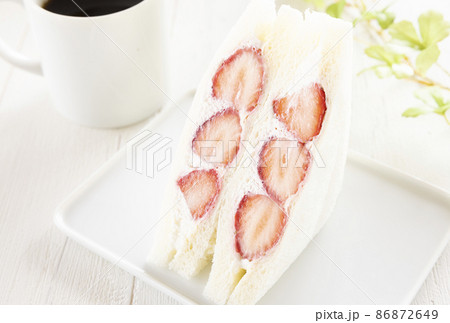 ホイップクリームたっぷりいちごサンドとホットコーヒー 86872649