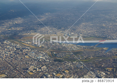 伊丹空港　空からの景色　飛行機の機窓から　風景　大阪 86873914