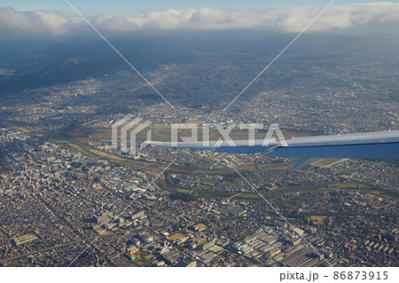 伊丹空港 空からの景色 飛行機の機窓から 風景 大阪 伊丹空港 空からの景色 飛行機の機窓から 風景 大阪 86873915