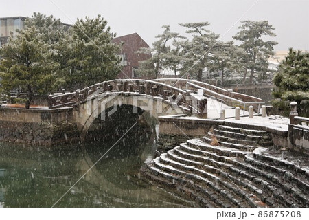 雪の和歌の浦　不老橋 86875208