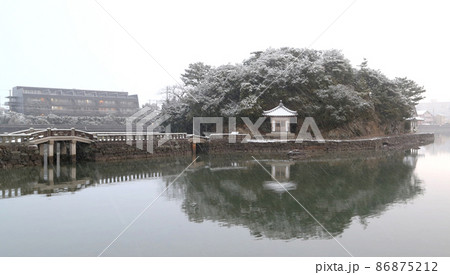雪の和歌の浦 妹背山と三断橋 雪の和歌の浦 妹背山と三断橋 86875212