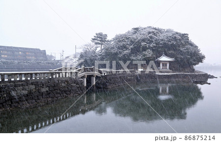 雪の和歌の浦　妹背山と三断橋 86875214