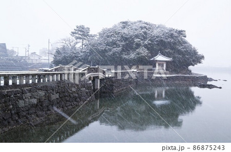 雪の和歌の浦 妹背山と三断橋 雪の和歌の浦 妹背山と三断橋 86875243