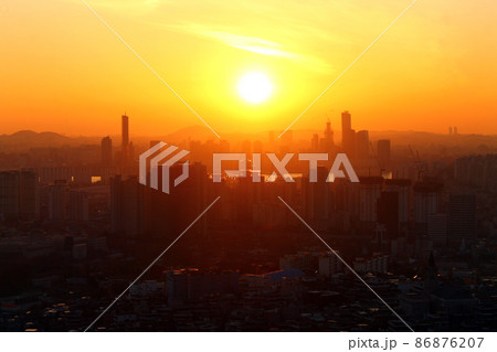 The orange sunset over the city of Seoul 86876207