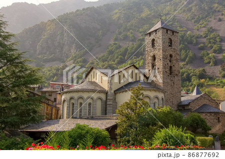 アンドラの首都アンドラ・ラ・ベリャの中心街にある教会 86877692