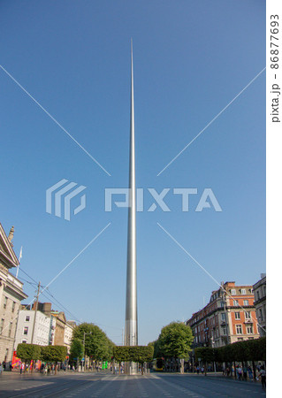 アイルランドの首都ダブリンのオコンネル通りとダブリンの尖塔 86877693