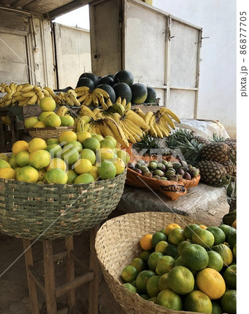 アフリカの国ブルンジの市場で売られる果物 アフリカの国ブルンジの市場で売られる果物 86877705