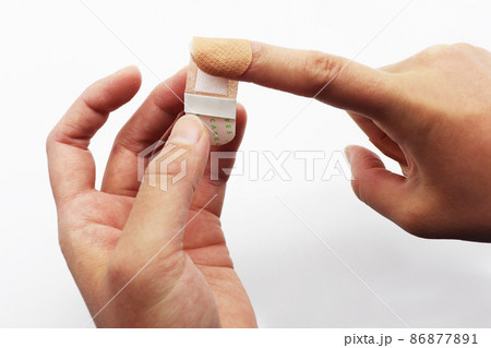 絆創膏 カットバンを貼る 86877891