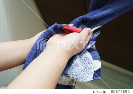 ハンドタオルで手を拭く 洗面所 ハンドタオルで手を拭く 洗面所 86877899