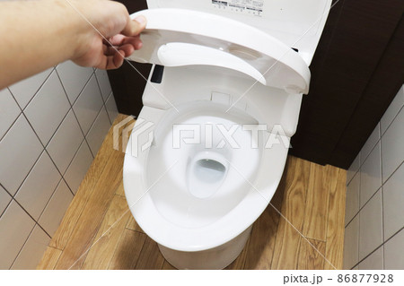 トイレのフタを上げる トイレのフタを上げる 86877928