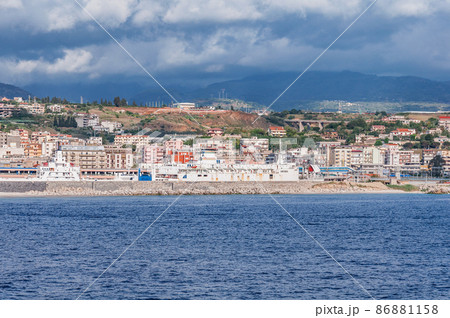 View of port in Reggio di Calabria. 86881158