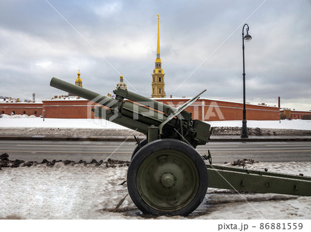 Soviet 122-mm howitzer model 1938 M-30 on the background of the Peter and Paul Fortress. 86881559