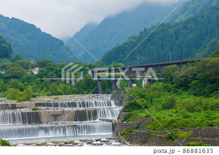 富山・常願寺川の砂防堰と地鉄電車 86881635