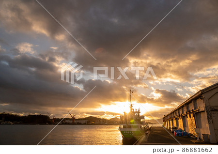 夕暮れの港 86881662