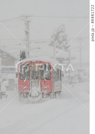 雪の中を走る高山本線（富山） 86881722