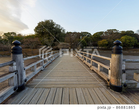 朝焼けの奈良公園と浮御堂の橋 朝焼けの奈良公園と浮御堂の橋 86881865