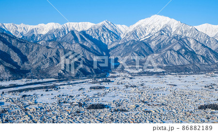 鷹狩山から望む冬の北アルプスと大町市の町並み 鷹狩山から望む冬の北アルプスと大町市の町並み 86882189