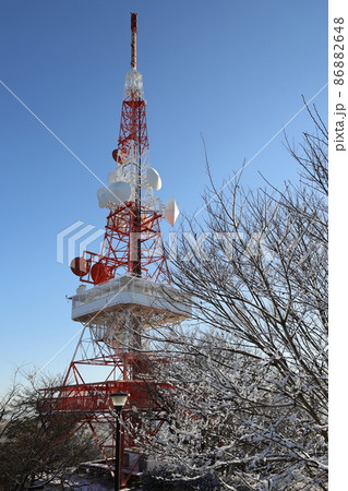 青天の雪景色とテレビ塔（湘南平） 86882648