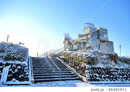 青天の雪景色（湘南平） 86882651