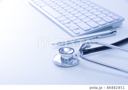 聴診器とパソコン 86882851