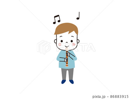 立ってリコーダーを演奏している男の子 立ってリコーダーを演奏している男の子 86883915