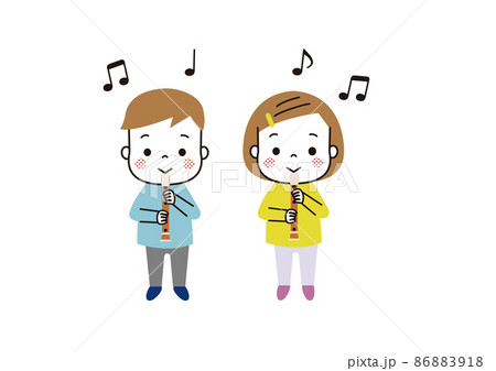 リコーダーを吹く男の子と女の子 86883918