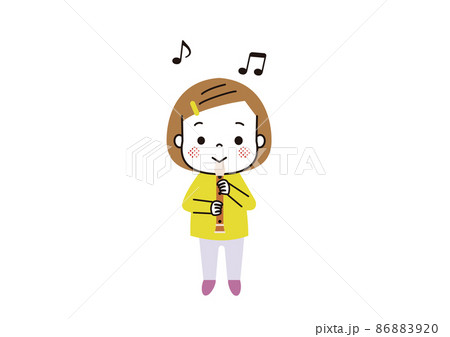 リコーダーを立って演奏している女の子 86883920